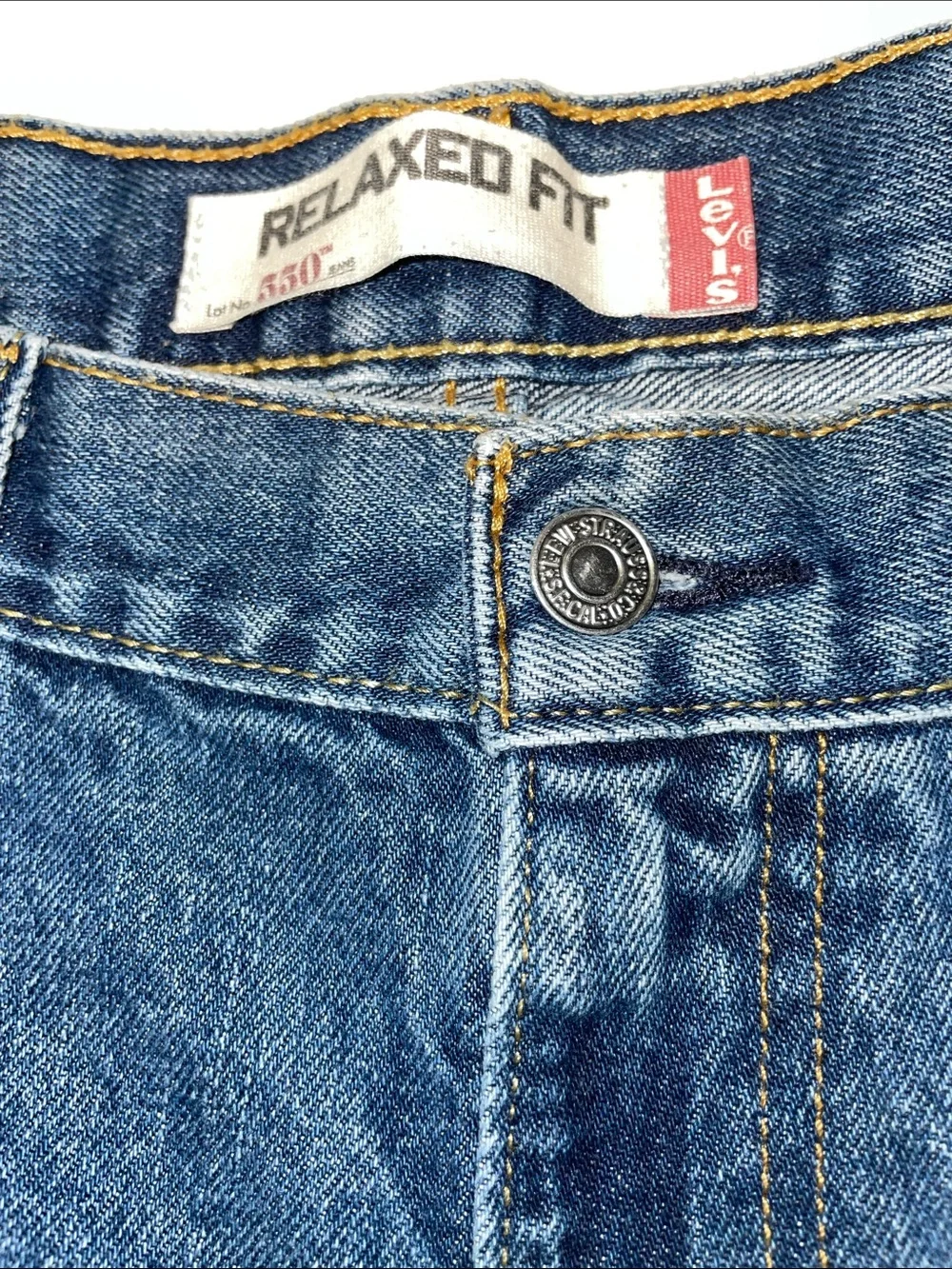 Men’s EUC LEVI’S 550 Relaxed Fit Jeans Classic Med Wash Denim Sz 35/32 5-Pocket